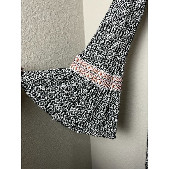Altar’d State Boho Indie Embroidered Bell Sleeve Black White Tunic Top‎ Size S - Picture 3 of 6